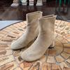 Botas Curtas Quadradas de Camurça Estilo Novo 2026 para Mulheres, Botas Martinas Emagrecedoras de Salto Alto, Botas de Cano Curto com Salto Grosso Retrô para Outono e Inverno, Botas Slim