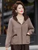 Elegante abrigo de otoño para mamás, con diseño de capucha, hecho de lana, perfecto para mujeres de mediana edad y mayores, ofreciendo un look casual pero elegante y sofisticado para otoño e invierno