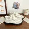 Sapatilhas estilo alemão para meninas, nova coleção outono 2026, chiques e únicas, com um design peculiar e fofo, lembrando os tênis do Forrest Gump