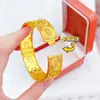 Pulseira de lembrancinha de casamento em liga de cobre com fecho de filigrana intrincado vazado, mesmo estilo das encontradas em joalherias, pulseira de design de luxo leve nicho para mulheres