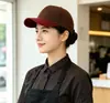 Gorras de trabajo de catering hechas a medida, con un diseño de bloques de color y visera de pico de pato, adecuadas para tiendas de té de burbujas y restaurantes; gorras de béisbol promocionales para empleados con bordado de logotipo
