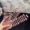 Nova coleção de nail art na cor ameixa, incluindo adesivos de unha e unhas postiças removíveis