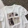 2026 Nova Moda Estilo Coreano Camiseta de Gola Redonda Manga Curta Fashion para Mulheres, Top Versátil Soltinho Emagrecedor, Top Branco de Manga Curta Estampado para Mulheres