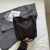 Bolso Cubo Casual de Moda para Llevar en la Mano para Mujer 2024 Nuevo Estilo Coreano Moda Nicho Bolso de Hombro para el Trabajo Commuter Bolso Cruzado
