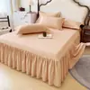 Falda de cama de una sola pieza de algodón cepillado estilo coreano, estilo simple, color sólido, universal para todas las estaciones, amigable con la piel, algodón puro, cubierta de cama antideslizante, juego de tres piezas