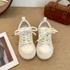 Zapatos Blancos Versátiles Ligeros de Suela Gruesa para Mujer 2026 Nuevo Verano Pequeñas que Aumentan la Altura Combinan con Faldas Zapatos Casuales de Plataforma