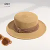 Sombrero de Ala Plana Estilo Old Money para Mujer, Sombrero de Paja Simple de Ala Plana para Viajes y Trayectos Diarios de Verano, Sombrero de Protección Solar para Vacaciones que Adelgaza el Rostro
