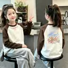 Camiseta Estilosa de Pelúcia com Manga Raglan Longa para Meninas Novo Estilo Outono/Inverno Camada Base para Meninas Pequenas Top com Gola Redonda para Crianças de Tamanho Médio e Grande