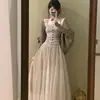 Um look suave e elegante: um conjunto de três peças apresentando uma camisola com acabamento em renda, um cardigã de tricô e uma saia