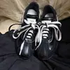 Nuevo modelo de zapatos casuales, zapatillas de entrenamiento alemanas de suela gruesa rojas para mujer, versátiles 2026 con cordones, estilo coreano retro, negro