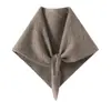 Bufanda triangular de jacquard con patrón de rombos de cachemira, una bufanda triangular de punto cálida y acogedora que se puede usar como chal, y es versátil para varios atuendos.