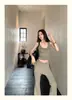 Atuendos para mujeres petite: conjunto de dos piezas top tipo camisola corto sexy ajustado y pantalones casuales acampanados de verano
