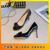 Elegantes sapatos nude de salto baixo estilo francês, mesmo estilo com um salto baixo grosso estiloso, versáteis sapatos nude de salto alto com laço 2025