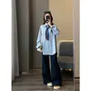 ¡Zedaijiai 100% algodón! Diseño estilo coreano con colgante metálico, bolsillos de parche y chaqueta camisa de punto de manga larga con corbata