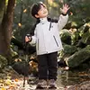 Jaqueta Impermeável Estilo Primavera e Outono para Meninos 2026 Novo Top de Outono para Bebês e Crianças Pequenas Roupa de Outono para Meninos Esportiva Tendência