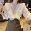 Camisa de encaje de manga larga con cuello retro francés para mujer, primavera y otoño 2025, nuevo diseño entallado y adelgazante, top moderno y con sentido del estilo.
