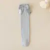 Calcetines de pantorrilla para niñas 2026 Transfronterizos, Calcetines para niños, Algodón de color liso, Alta elasticidad, Calcetines de media pantorrilla estilo coreano para niñas de primavera y otoño con lazo