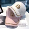 Boné de Pelúcia com Strass Letra D Feminino Quente Versátil Elegante Boné Elegante Coreano Outono e Inverno Boné de Beisebol de Veludo
