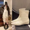 Sapatos Femininos Plus Size 41 a 43 Botas Curtas de Outono Bico Fino Botas Francesas Emagrecedoras 2026 Novas Botas Femininas Dr. Martens Femininas