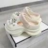 Sandalias de plataforma con pedrería para mujer, para uso exterior en verano, antideslizantes, a la moda, punta cerrada, sandalias Mary Jane de doble uso