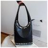Bolso Retro de Hombro Sobaco con Remaches Moda Europea y Americana Bolso de Motorista Sencillo Popular Transfronterizo Bolso Balde de Gran Capacidad
