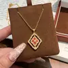 Colar Antigo Francês de Luxo Versátil Trevo de Quatro Folhas Rotatório de Concha Branca Design de Luxo Leve Corrente para Clavícula
