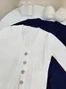 Blusa Yunling Jasmine Sencilla y Versátil con Cuello en V, de Botones y Manga Tres Cuartos