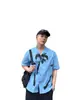Camisa de Manga Corta Azul de Moda para Hombre Estilo Coreano Cool y Guapo Cuello Cubano Estampado Original Estilo Vacacional de Moda para Hombre Verano 2025