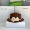 Sombrero de perlas de camelia estilo Hepburn, sombrero de pescador elegante retro francés, sombrero de cubo de lana versátil para mujer
