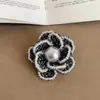 Broche de Camelia y Perla de Alto Gama Estilo Francés para Mujer, Lujo Ligero, Tendencia de Moda Única, Accesorio de Broche Versátil