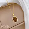 [Acero de Titanio] Collar con Colgante de Zirconia en Forma de Llave con Diamantes Completos, Estilo Palacio Lujoso, Cadena Versátil para la Clavícula para Mujeres, Cadena de Acero de Titanio