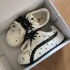 Zapatillas de entrenamiento alemanas con diseño de estrellas y puntos para mujer, nuevas de otoño 2026, zapatillas versátiles de suela gruesa con un diseño único, zapatos casuales deportivos