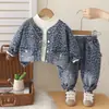 Conjunto de Tres Piezas de Ropa Infantil Fresco y Elegante con Chaqueta de Mezclilla con Estampado de Leopardo por Todas Partes, Camiseta Básica de Color Sólido de Cuello Semi-Alto y Conjunto de Ropa para Niñas
