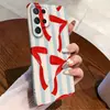 Capa de celular Samsung S25+ com estampa de laço de fita listrada vertical azul e branca pintada à mão estilo coreano fofo