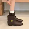 Botas femininas de cano baixo, bico quadrado, estilosas e versáteis, estilo 2026, de cano curto, justas, com salto grosso, botinhas, moda outono feminina, com fivela de cinto e tecido