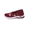 Sapatos de Tecido Retro Étnico Respiráveis de Malha para Primavera e Verão, Estilo Antigo de Pequim para Mulheres, Sapatos Planos para Mães, Sapatos Bordados, Confortáveis