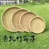 Productos de bambú, todos hechos a mano con bambú tejido. Incluye coladores de bambú con agujeros, recogedores de bambú con agujeros, bandejas de bambú y tejido de bambú con agujeros