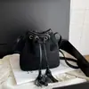 Bolso bandolera plisado de moda extranjera elegante para mujer otoño retro simple temperamento casual versátil bolso de cubo de un solo hombro