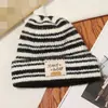 Gorro Otoño e Invierno Nuevo Estilo Rayado Moda Coreana Cuadros Parche de Letra Circunferencia de Cabeza Grande Gorro de Punto Tendencia para Mujer