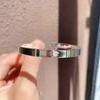 Pulsera Abierta de Cobre Blanco Plateada con Acabado Escarchado para Mujer, Diseño de Nicho, Joyería de Mano de Nuevo Estilo que No se Desvanece, Mil Estilos Entrega al Mayoreo