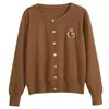 Dulce, picante y suave, este cárdigan de punto presenta un estilo preppy, perfecto para mujeres en la temporada otoño/invierno 2026. Es un top chic, versátil y adelgazante que irradia un ambiente único y refinado