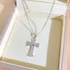 Nova Exquisite Corrente de Clavícula em Aço Titânio com Cruz de Zircônia para Mulheres Moda Versátil Luxo Leve Estilo Europeu Americano Joias Transfronteiriças