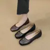 Zapatos planos poco profundos estilo francés de punta cuadrada con diseño de camelia para mujer 2026, nuevos zapatos de cuero suave con suela blanda para mujeres menudas y madres