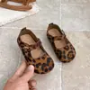 Mocassins Estampados de Leopardo para Meninas 2026 Nova Moda Primavera e Outono Moda Bebê Solado Macio Raso Retro Sapatos Individuais