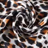 2024 nueva moda europea y americana estampado de leopardo alta calidad 90*90 satén cuadrado grande al por mayor