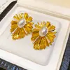Pendientes de botón de flor de perla ovalada de aguja de plata bicolor de 18k Anillo abierto Lujo ligero Gama alta Exquisitos Modernos Accesorios