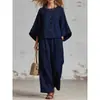 Traje de algodón y lino relajado: top de cuello redondo con botones + pantalones holgados de pierna ancha, atuendo casual simple