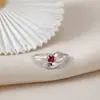 Anel de Abraço Novo Estilo Transfronteiriço para Mulheres, Anel de Personalidade de Nicho Retro Cravejado com Diamantes, Elegante e de Alta Qualidade, Joia de Mão que Não Desbota