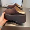 Chinelos Meia-Bota Femininos Estilo Coreano Bolo Cozido Solado Grosso Bico Fechado Lançamento Outono/Inverno 2026 Versátil com Pelúcia Adicional Aumentador de Altura