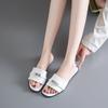 Sandálias Femininas Slip-On Pequenas com Fivela Prateada Estilo Coreano, Sandálias Baixas com Fivela French Lock para Verão 2026, Meio Chinelos Femininos para Uso Externo